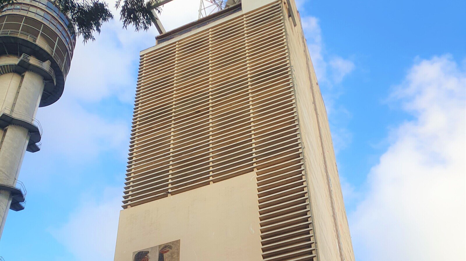 Fachada do Edifício Victor Civita, em São Paulo, com brise-soleil de madeira
